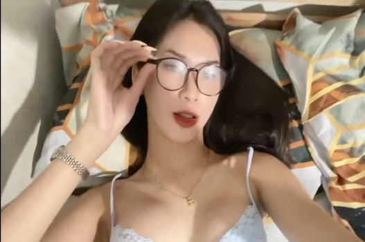 Cô gái đẹp ngực lớn còn gì để nói